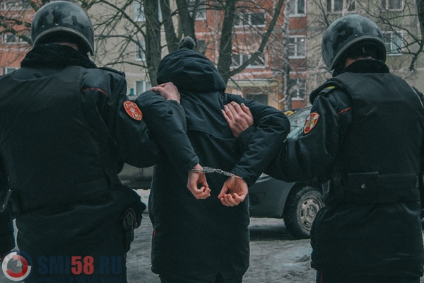 Пензенец устроил драку с таксистом и разбил его машину
