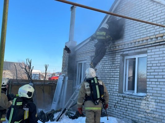 В Лебедевке более 20 спасателей тушили дом