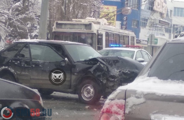 На улице Гагарина в Пензе из-за ДТП работает регулировщик