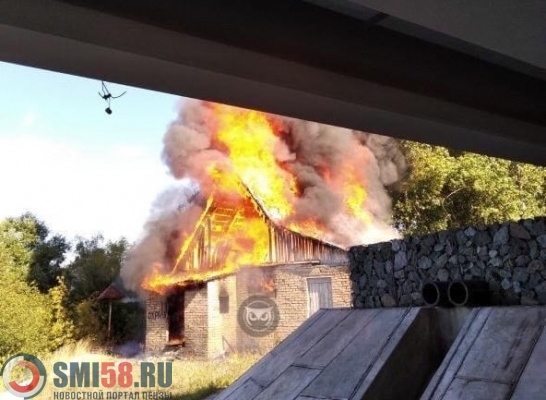 Под Свердловским мостом в Пензе вспыхнул бесхозный дом
