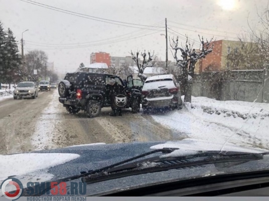 В Пензе внедорожник едва не запрыгнул от другого на дерево