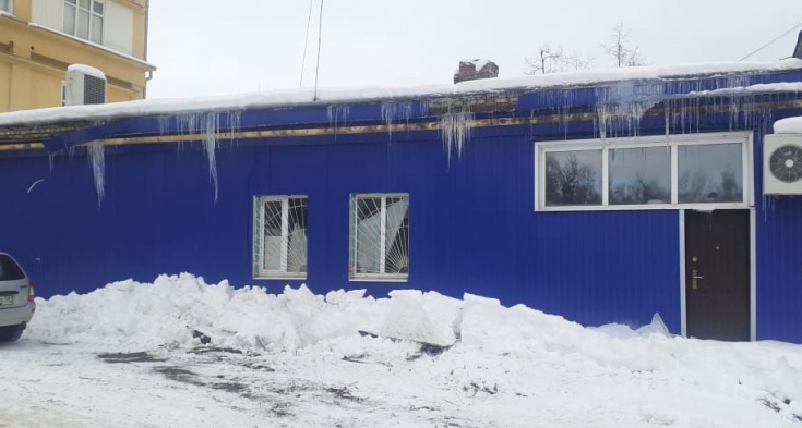 В Кузнецке на 10-летнего ребенка упала глыба льда