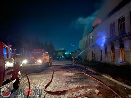 В Верхнем Ломове 42 пожарных тушили спичечную фабрику