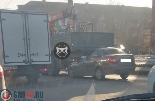 В Пензе «Лада Гранта» влетела под кузов манипулятора