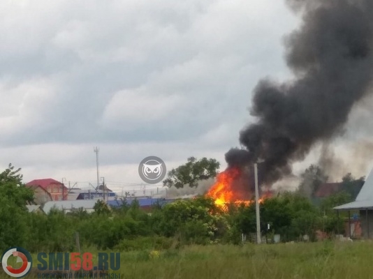 Шесть пожарных машин приехали к горящему дому в Бессоновке