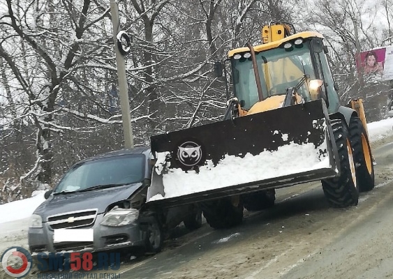 В Пензе иномарка столкнулась со снегоуборщиком