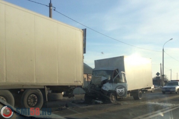 В Чемодановке образовался затор из-за ДТП с ГАЗелью и фурой
