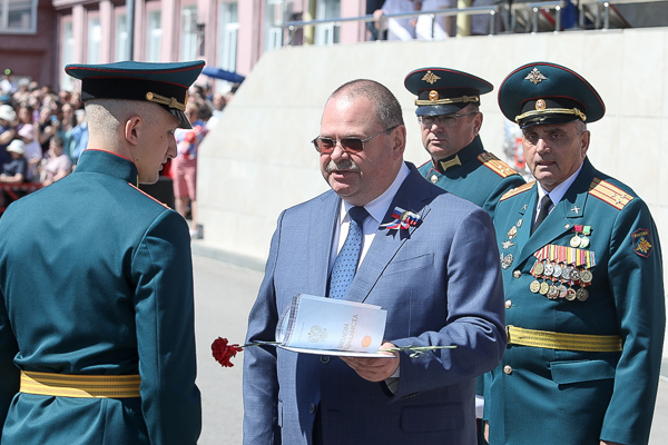 Олег Мельниченко поздравил выпускников пензенского артиллерийского института