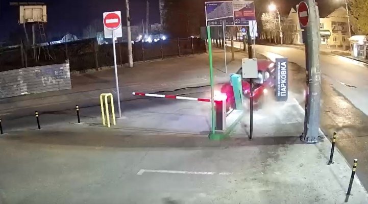 В Пензе автомобиль протаранил терминал парковки на улице Гагарина