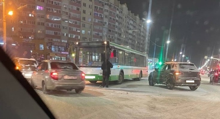 В ДТП с автобусом пострадала 43-летняя женщина
