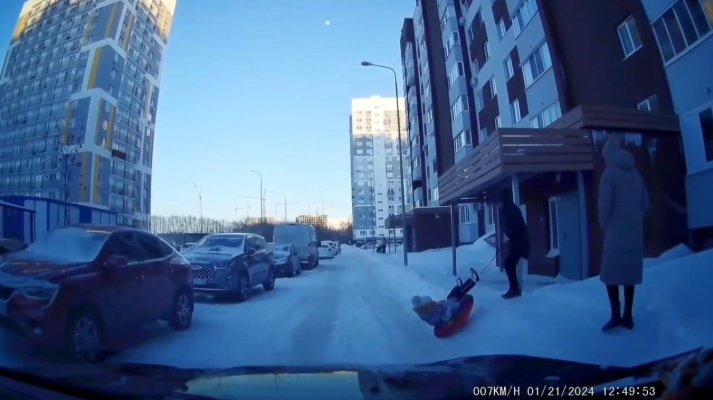 В Пензе ребенок на ватрушке скатился под колеса автомобиля