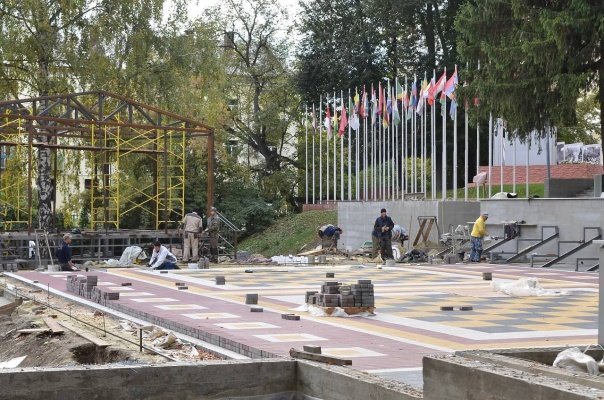 У здания ПТУ появився сцена и гигантские шахматы