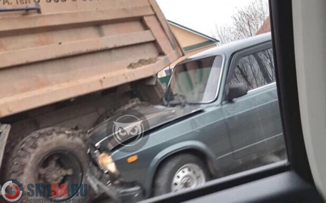 pod-penzoy-semerka-vletela-pod-kamaz