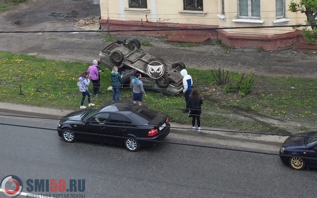 В Пензе автомобиль приземлился на газон на крышу