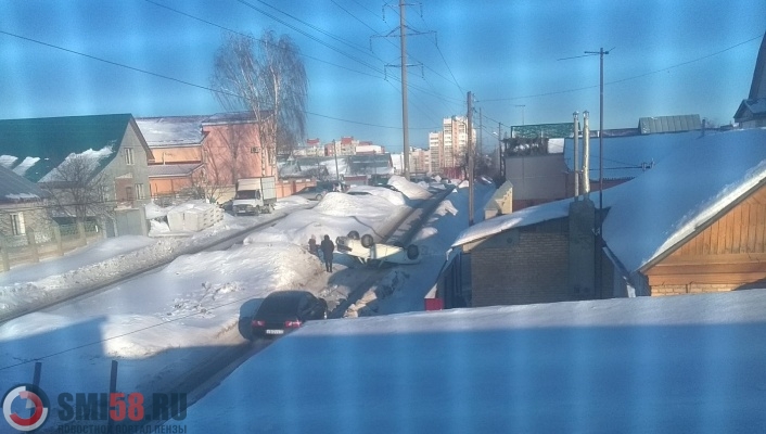 Автомобиль ВАЗ-2110 перевернулся на крышу в Пензе