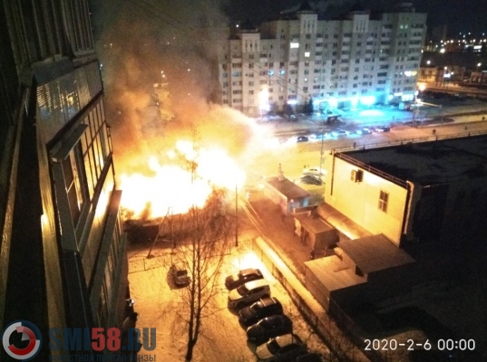 Ночью у ТЦ «Онежский» в Пензе сгорел торговый павильон