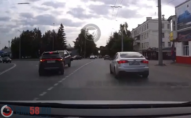 На улице Ленина в Пензе не разъехались два внедорожника