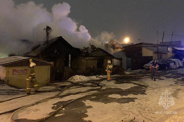 Огонь в трехквартирном доме ночью в Пензе тушили 35 пожарных