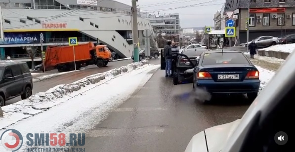 В Пензе в дорожном конфликте мужчина полез на водителя с молотком