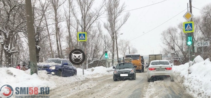 Автомобиль «Лада Приора» взлетел на сугроб на Маяке в Пензе