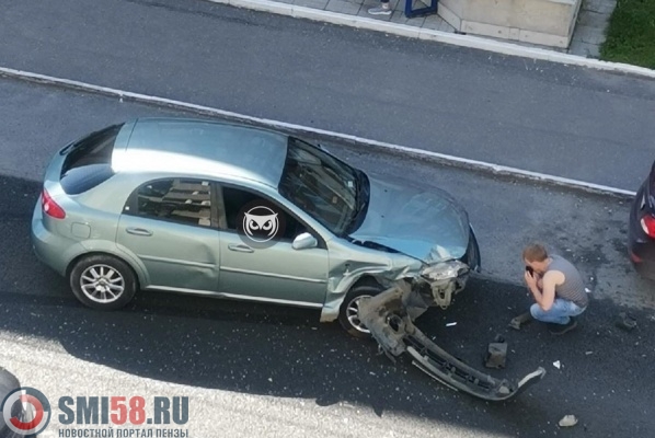 В Пензе улицу Ставского парализовало из-за ДТП с оторванным бампером