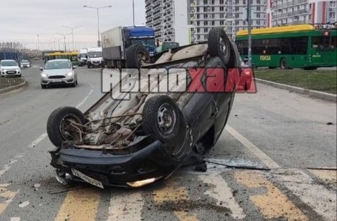 В Пензе «Гранта» пролетела через газон и перевернулась на крышу