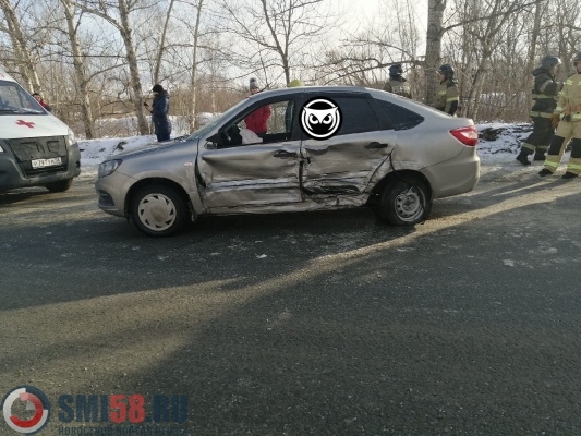 Скорая помощь и спасатели прибыли к месту жесткого ДТП с «Грантой» в Пензе