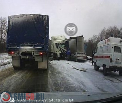 Пензенцы сообщают о страшном ДТП с грузовиком и ВАЗом на трассе в Белинском районе