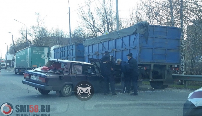 В жестком ДТП с МАЗом на улице Аустрина в Пензе пострадал человек
