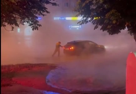 Появилась видеозапись процесса спасения автомобиля из кипятка в центре Пензы
