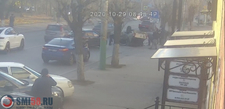 Момент ДТП с перевернувшейся иномаркой в Пензе попал на видео