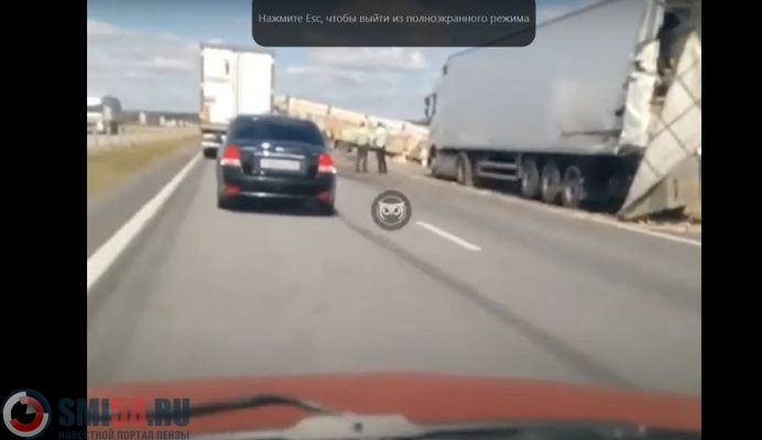 В Пензенской области в результате ДТП разворотило фуру. ВИДЕО
