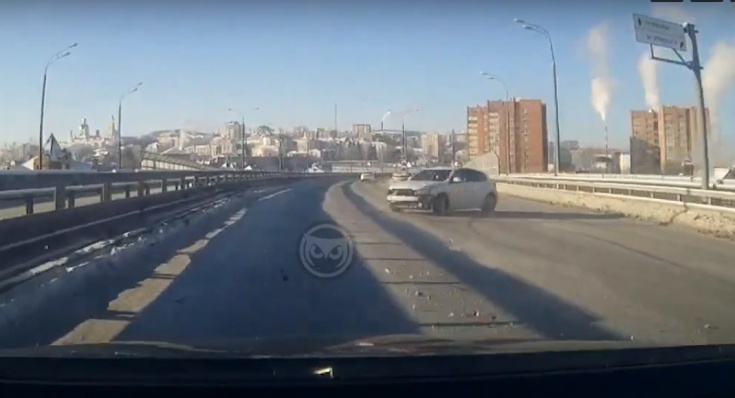 На Измайловском путепроводе в Пензе иномарка врезалась в отбойник