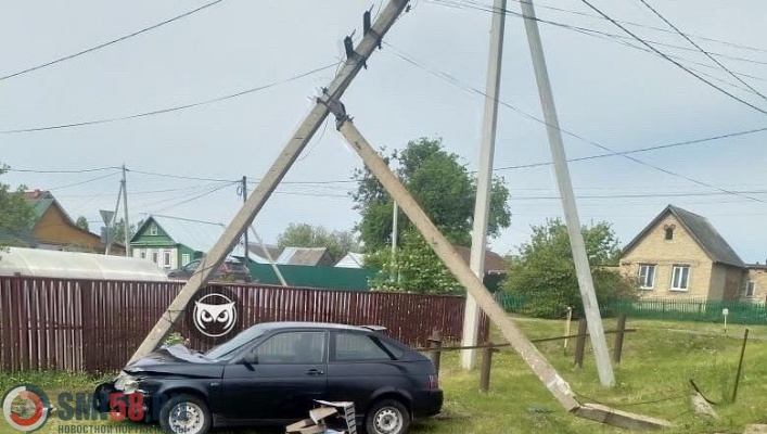 В Пензенской области ВАЗ врезался в опору линии электропередач
