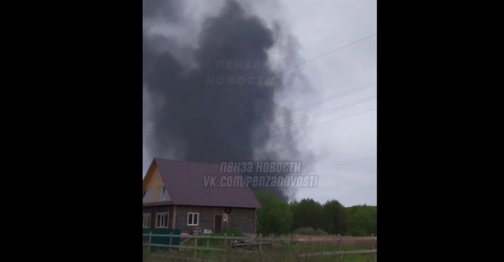 В Пензенском районе горит 400 кв. м мусора и сухой травы