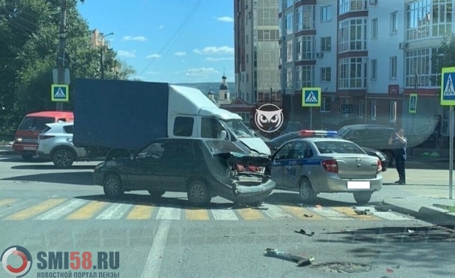 Патрульный автомобиль попал в тройное ДТП в Пензе