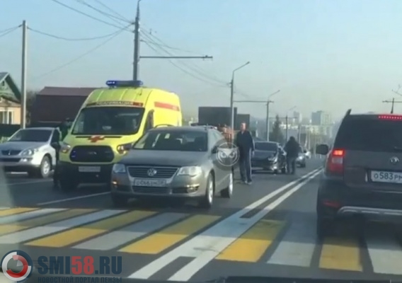 На улице Карпинского в Пензе одна иномарка выбила другую на пешеходный переход