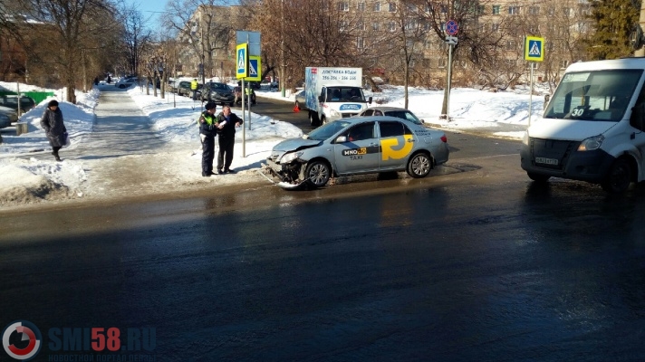 На перекрестке Куйбышева-Чкалова в Пензе такси протаранило иномарку