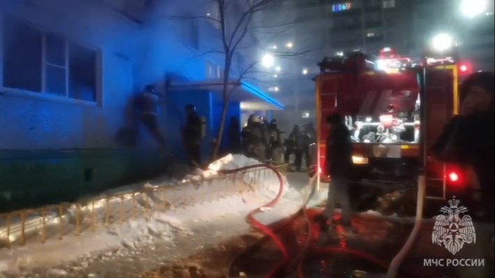 В Пензе восемь человек спасли из горящего дома на улице Кижеватова