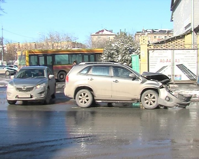 v-kamenke-damochka-na-kia-rio-vekhala-v-passazhirskiy-avtobus