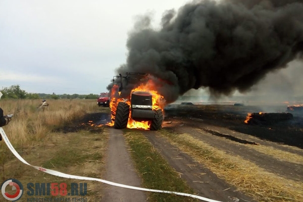 В пензенском селе трактор и горящее поле тушили 17 огнеборцев