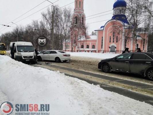 Маршрутка и иномарка перекрыли движение по улице Рахманинова в Пензе