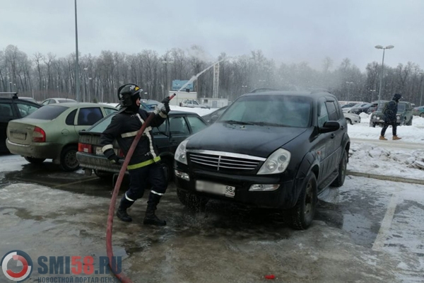 v-penze-na-parkovke-u-dizel-areny-zagorelas-mashina
