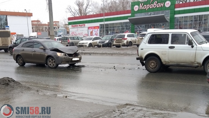 В Пензе иномарка врезалась в остановившуюся на светофоре «Ниву»