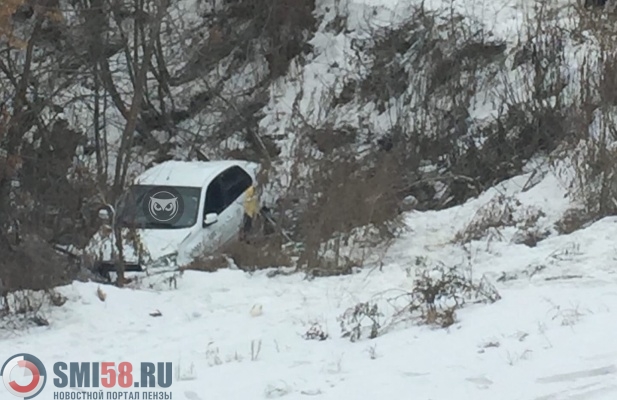 На Шуисте в Пензе автомобиль такси улетел в овраг