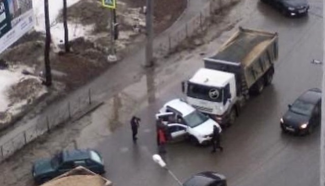 На Западной Поляне в Пензе грузовик протаранил иномарку
