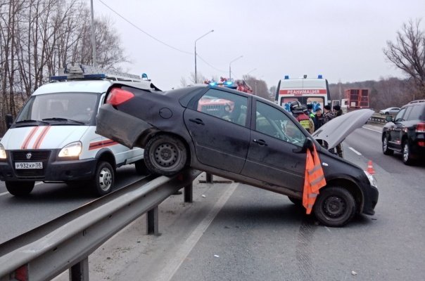 Появились подробности о ДТП с повисшим на отбойнике автомобилем в Пензе