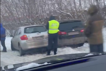 На «пьяной дороге» в Пензе два автомобиля улетели в сугроб