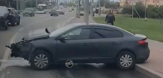 В Пензе в ДТП в Терновке легковушке оторвало переднюю часть