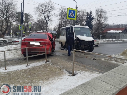 Двое детей и девушка госпитализированы после ДТП с маршруткой в Пензе